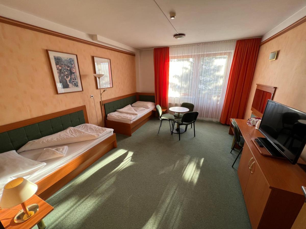Yura Hotel Celadna Bazen A Sauny Zdarma Exterior photo