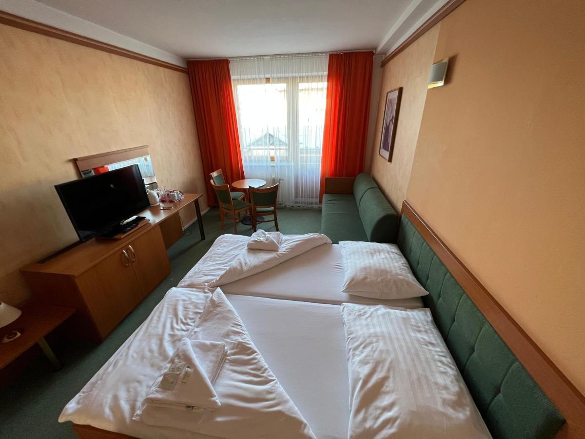 Yura Hotel Celadna Bazen A Sauny Zdarma Exterior photo