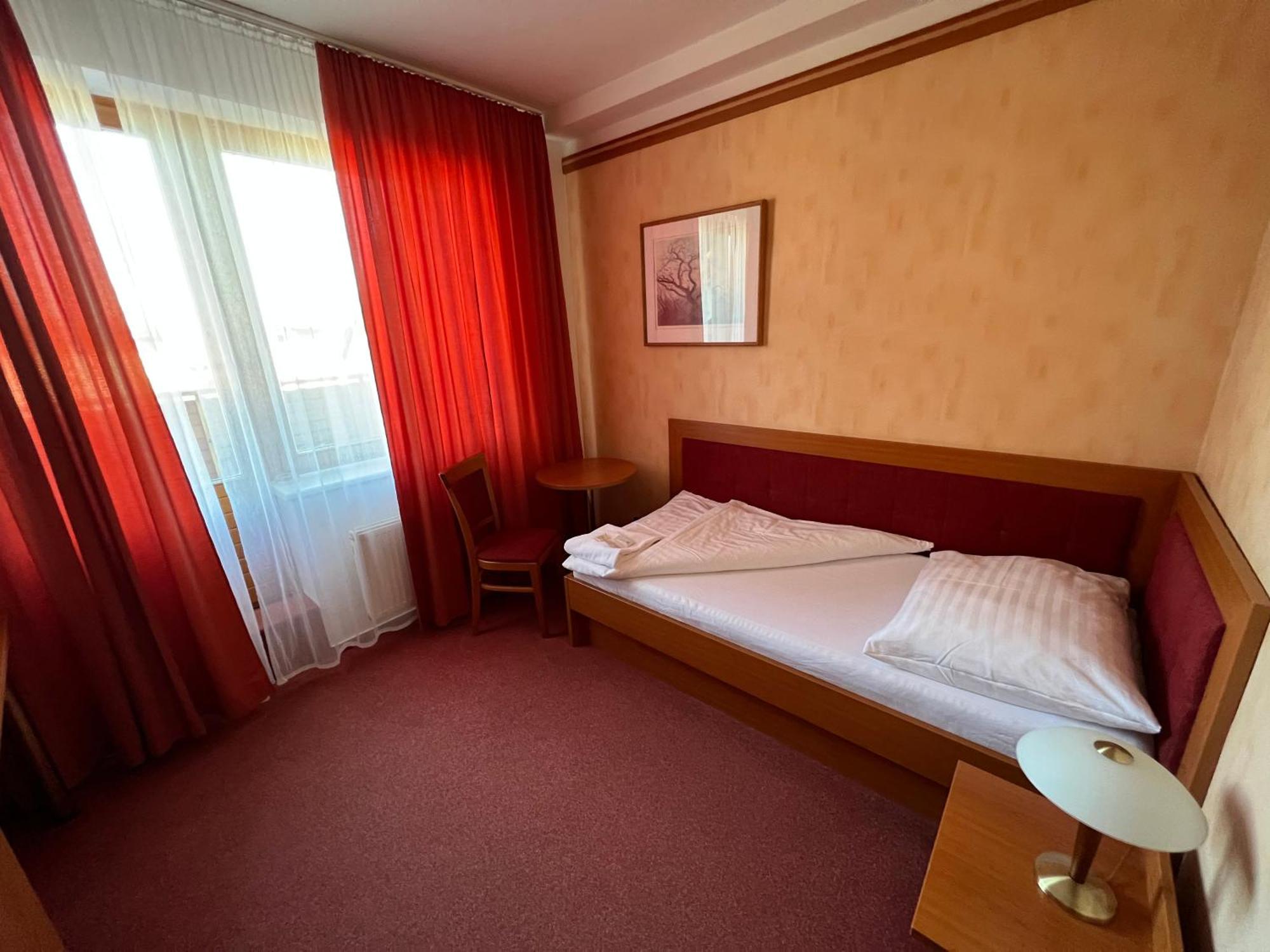 Yura Hotel Celadna Bazen A Sauny Zdarma Exterior photo